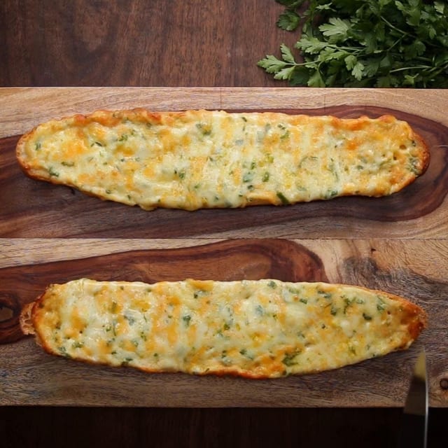 Garlic Bread with Cheese (Appetizer).