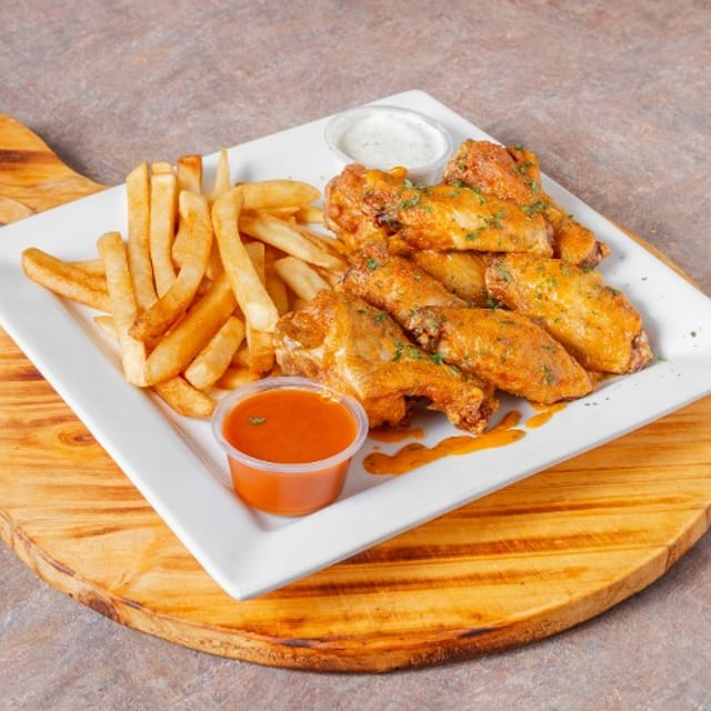 Chicken Wings & French Fries (10 Pieces).
